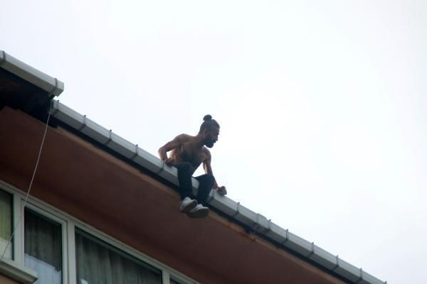 İstanbul'da korku dolu anlar! 9 katlı binanın çatısında ne varsa aşağıya attı derdi neymiş - Resim: 4