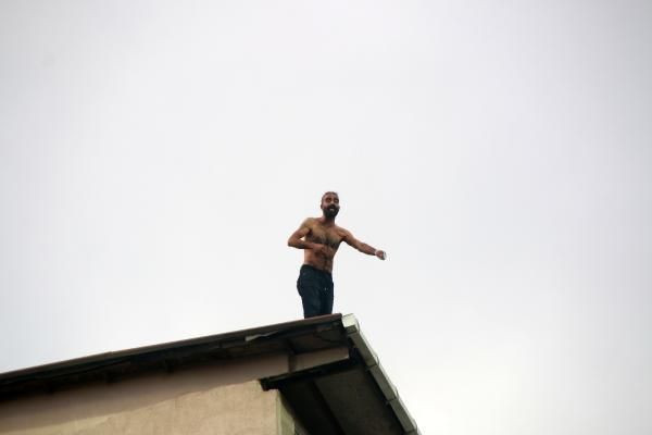 İstanbul'da korku dolu anlar! 9 katlı binanın çatısında ne varsa aşağıya attı derdi neymiş - Resim: 2