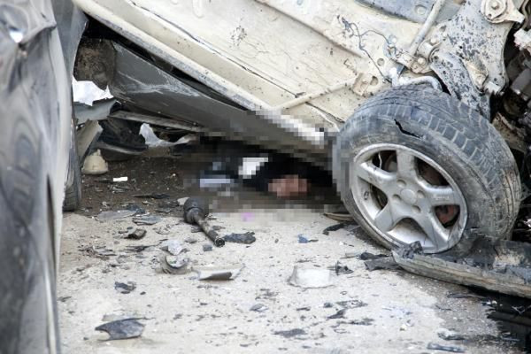 Bursa'da feci kaza! TIR'a çarpan sürücü takla atan aracının altında kaldı - Resim: 1