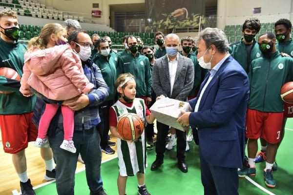 Mucize bebek Ayda sahaya indi! Basketbol oynayıp 'iyiyim' pozu verdi - Resim: 2