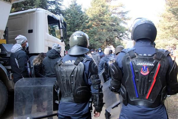 Bolu'da yaylada yıkım gerginliği! 1,5 saat sonra ikna oldular - Resim: 2