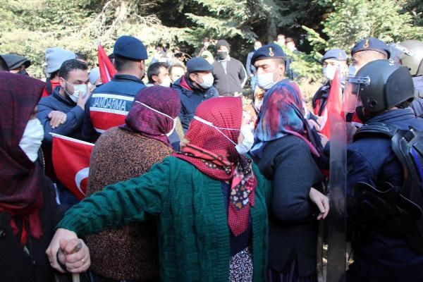 Bolu'da yaylada yıkım gerginliği! 1,5 saat sonra ikna oldular - Resim: 3