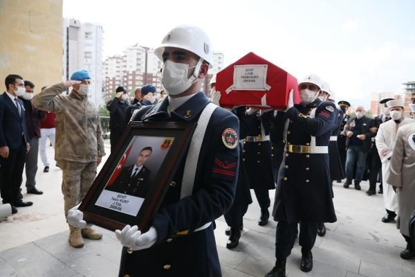 Tabutu 2 bakan omuzladı! Antalya'da şehit yüzbaşı son yolculuğuna uğurlandı - Resim: 2