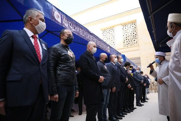 Tabutu 2 bakan omuzladı! Antalya'da şehit yüzbaşı son yolculuğuna uğurlandı - Resim: 3