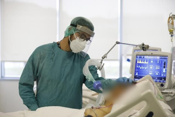 Yürek yakan görüntüler! Covid-19 hastalarının 'refakatçileri' sağlık çalışanları - Resim: 1