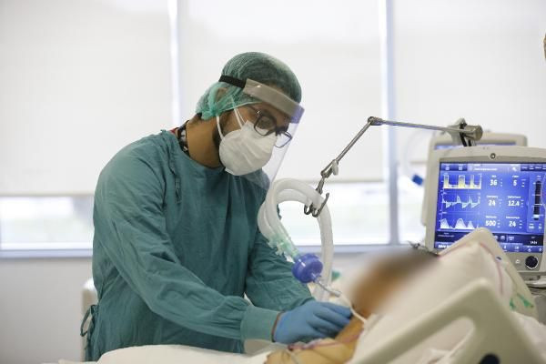 Yürek yakan görüntüler! Covid-19 hastalarının 'refakatçileri' sağlık çalışanları - Resim: 2