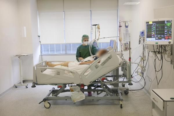 Yürek yakan görüntüler! Covid-19 hastalarının 'refakatçileri' sağlık çalışanları - Resim: 4