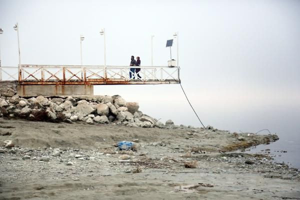Burdur Gölü'nde korkutan görüntü! Su çekildi, iskele ortada kaldı - Resim: 1