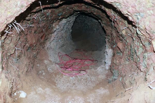 Adana'da FETÖ'cü şahıs dağ yamacında kazdığı çukurda yakalandı! - Resim: 1