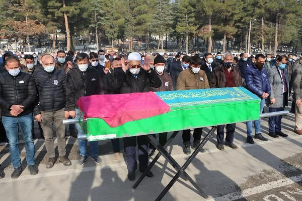 Başına isabet eden yorgun mermiyle öldü! Büşra Konyar gözyaşlarıyla son yolculuğuna uğurlandı - Resim: 1