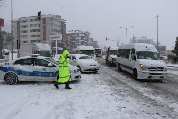 Kar, trafiği felç etti! Denizli-Antalya Karayolu ulaşıma kapandı - Resim: 1