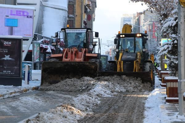 Van'da 495 yerleşim biriminin yolu kapandı! Kamyonlarla kent dışına kar taşınıyor - Resim: 2