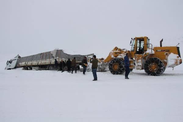 Bingöl'de kara saplanan TIR, 3 saatte kurtarıldı - Resim: 4