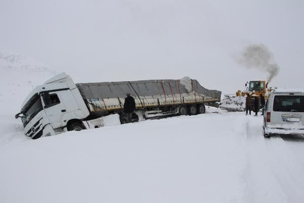 Bingöl'de kara saplanan TIR, 3 saatte kurtarıldı - Resim: 3