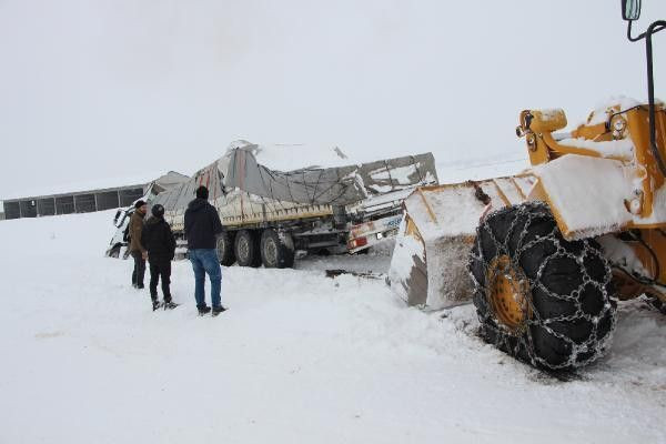 Bingöl'de kara saplanan TIR, 3 saatte kurtarıldı - Resim: 2