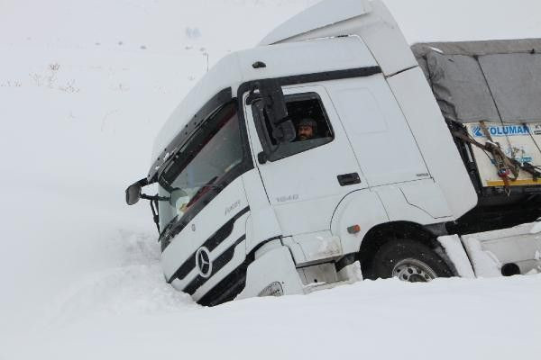 Bingöl'de kara saplanan TIR, 3 saatte kurtarıldı - Resim: 1
