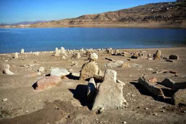 Vicdanımız sızlıyor! Kayseri'de baraj suyu çekilince mezarlık ve iskeletler ortaya çıktı - Resim: 3