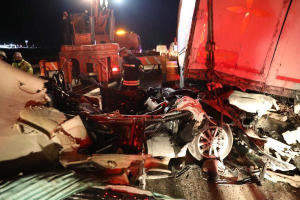 Gaziantep'te korkunç kaza! Otomobil arızalanan TIR'a çarptı 2 ölü var - Resim: 1