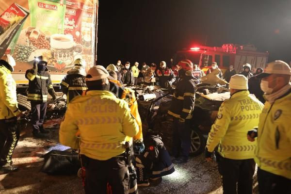 Gaziantep'te korkunç kaza! Otomobil arızalanan TIR'a çarptı 2 ölü var - Resim: 2