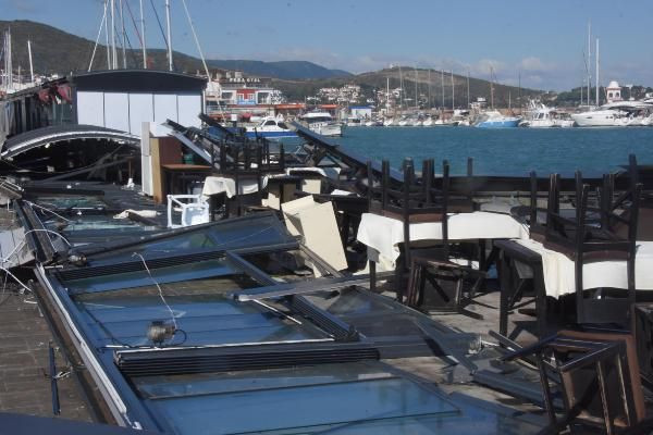 İzmir'i fırtına vurdu! Evlerin çatısı uçtu, kafeler kullanılamaz hale geldi - Resim: 3