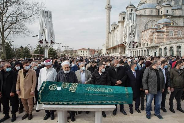 Ünlülerin hocası Salih Memişoğlu son yolculuğa uğurlandı! Alişan'ın bakışı yürekleri burktu - Resim: 4