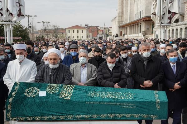 Ünlülerin hocası Salih Memişoğlu son yolculuğa uğurlandı! Alişan'ın bakışı yürekleri burktu - Resim: 3