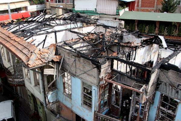Şener Şen'in ilk yuvası içler acısı halde! Adana'da esnaf diken üstünde - Resim: 1
