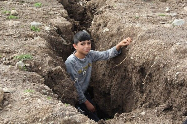 Eve girenlerin başı döndü! İzmir'de dağ yürümeye başladı halk şaşkına döndü - Resim: 1