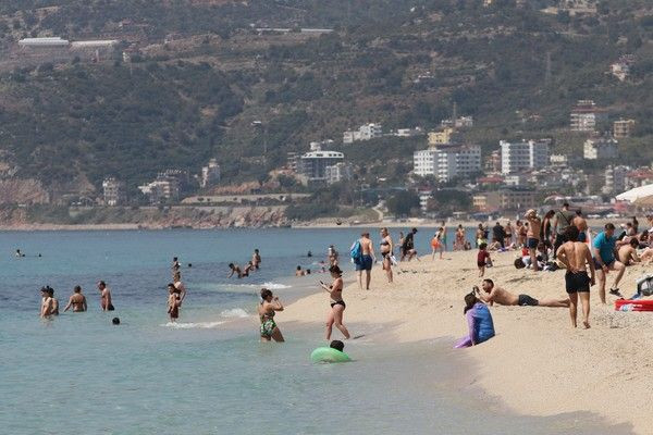 Vakalar patladı salgını umursamadılar! Antalya'da tatilciler soluğu plajlarda aldı - Resim: 1