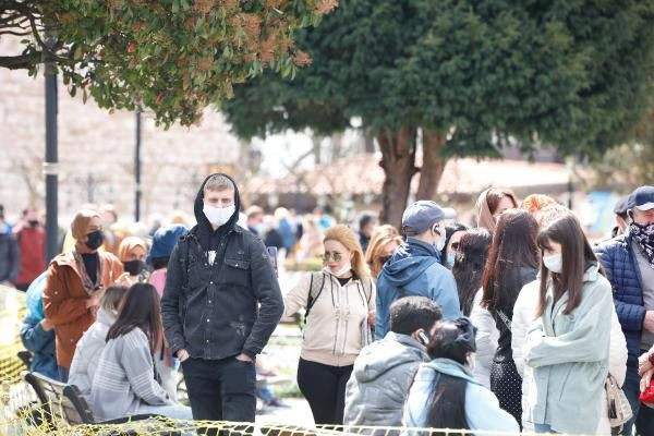 İstanbul turistlere kaldı! Onlar da ne önlemlere uydu ne de maske taktı - Resim: 4