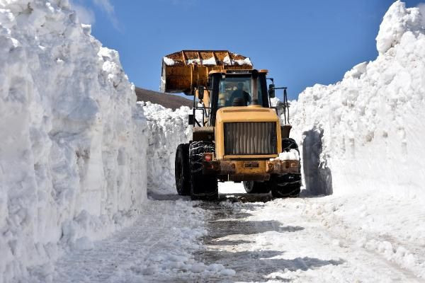 Nemrut Dağı'nda kar kalınlığı 10 metreyi aştı ekiplerin zorlu mücadelesi - Resim: 1