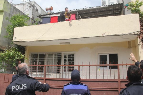 Adana'da 'kanı akarsa büyü bozulacak' deyip kızını rehin aldı! 'Babacığım yapma' feryadı yürekleri yaktı - Resim: 1