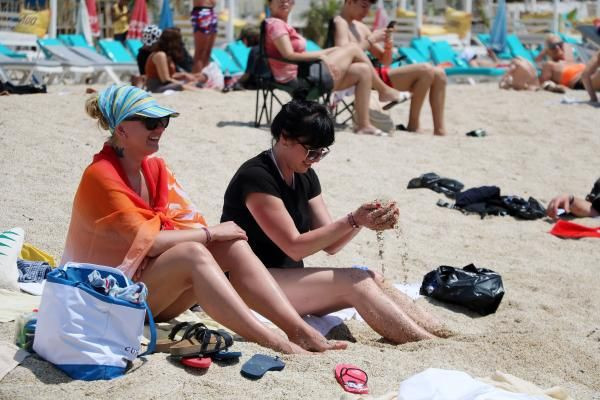 Antalya'da 3 günlük kısıtlama sonrası plajlar doldu taştı! Turistler denizin keyfini çıkardı - Resim: 2