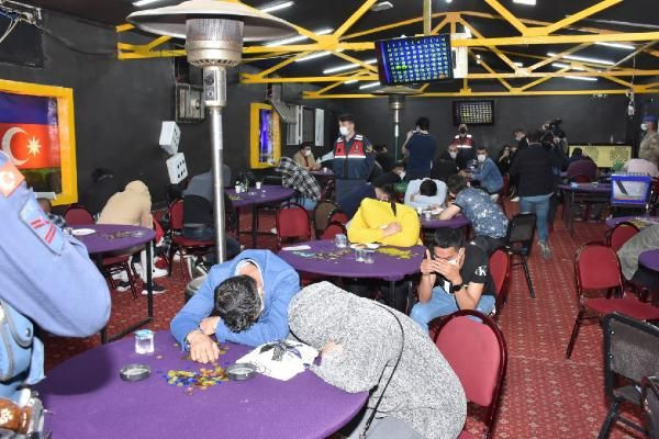 İzmir'de 'Sabri Abi' isimli baskında kumar oynayan 60 kişi yakalandı - Resim: 1