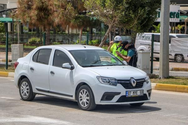 Antalya'da 17 günlük yasakta denizin keyfini turistler çıkardı - Resim: 1
