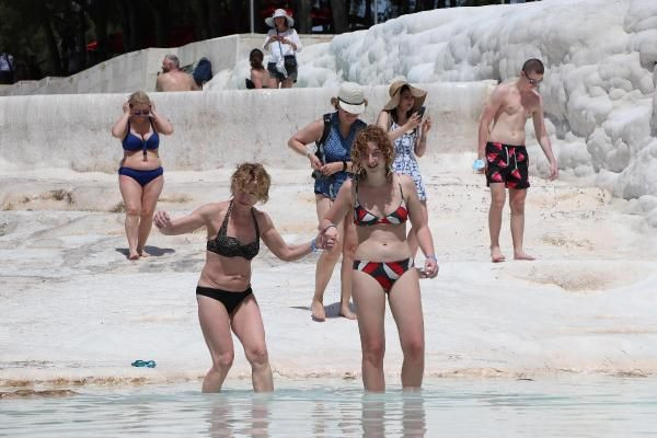 'Beyaz Cennet' Pamukkale turistlere kaldı: Oturup yemek yiyemiyoruz - Resim: 2