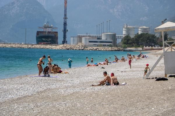 Antalya'da turistler denizin keyfini çıkardı! Sahile akın ettiler - Resim: 3