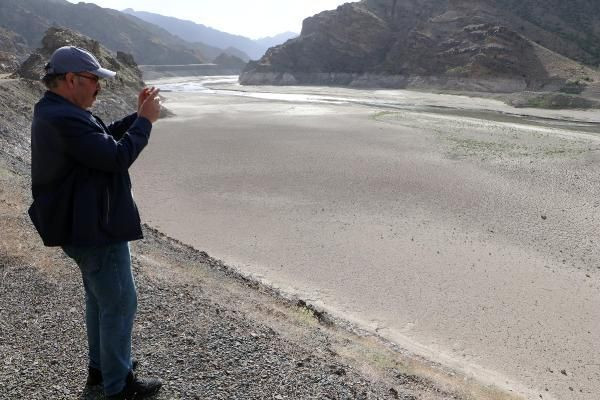 Sular çekilince ortaya çıktı! Erzurum'da gören telefona sarıldı: İnanılır gibi değil - Resim: 1