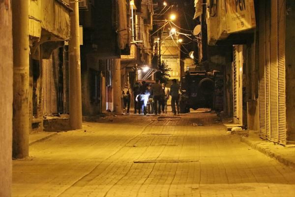 Diyarbakır'da silah sesleri! Restoran kurşunlanıp polise ateş açıldı, balkonda uyuyan kadın vuruldu - Resim: 3