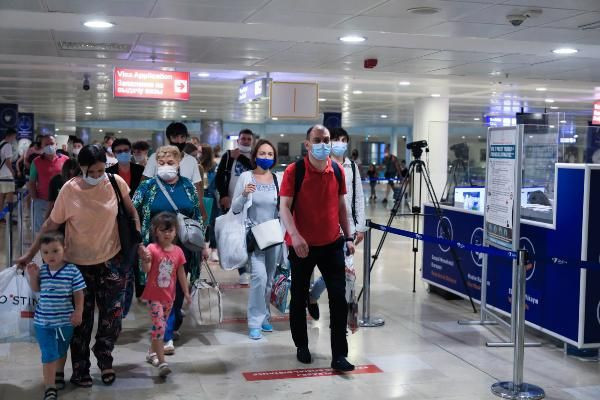 Rusya'dan ilk turist kafilesi Antalya'ya geldi! Gün içinde 44 uçakla 12 bin Rus turist gelecek - Resim: 1