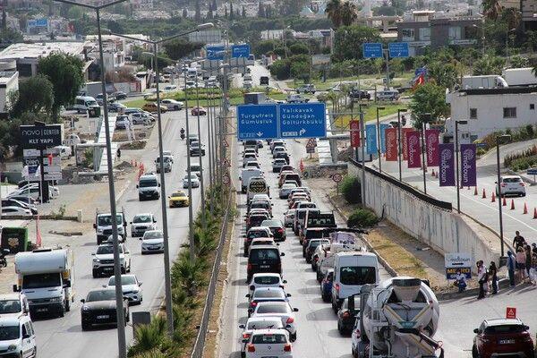 Bodrum'da uzun araç kuyrukları oluştu! Vatandaşlar çileden çıktı adım atacak yer kalmadı - Resim: 3