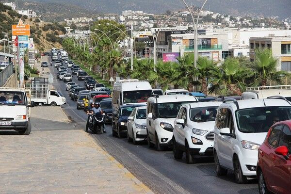 Bodrum'da uzun araç kuyrukları oluştu! Vatandaşlar çileden çıktı adım atacak yer kalmadı - Resim: 2