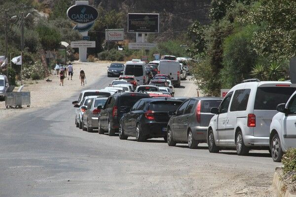 Muğla'da trafik kilitlendi uzun kuyruklar oluştu! kilometrelerce yürüdüler - Resim: 2