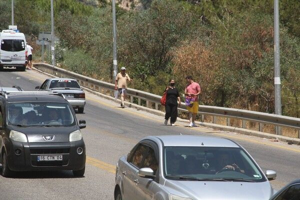 Muğla'da trafik kilitlendi uzun kuyruklar oluştu! kilometrelerce yürüdüler - Resim: 4