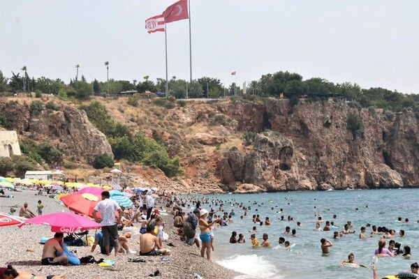 Salgın unutuldu Antalya'da plajlar doldu taştı! Adım atacak yer kalmadı - Resim: 1