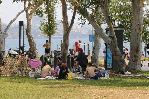 Salgın unutuldu Antalya'da plajlar doldu taştı! Adım atacak yer kalmadı - Resim: 4