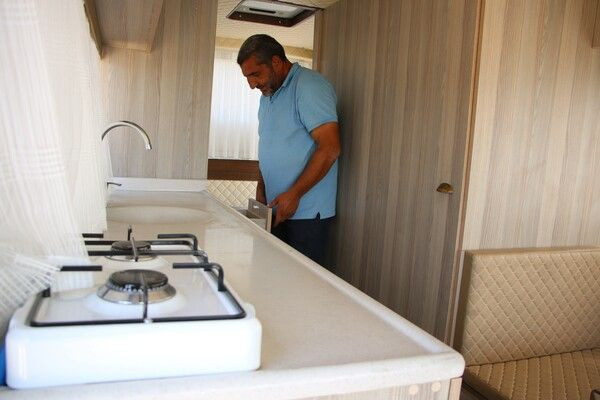 Elazığ'da görenler hayran kaldı! 60 bin lira harcayıp lüks karavan haline getirdi - Resim: 1