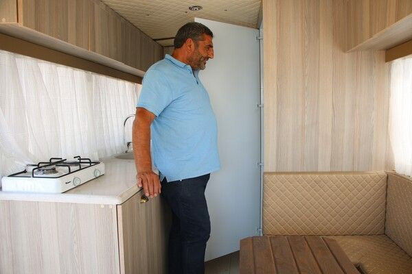 Elazığ'da görenler hayran kaldı! 60 bin lira harcayıp lüks karavan haline getirdi - Resim: 3