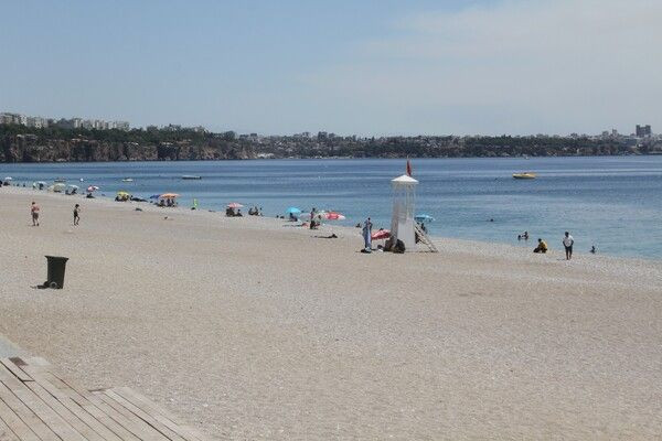 Antalya'da küller sahile kadar geldi! Konyaaltı bomboş kaldı: İlk defa böyle bir sıcak gördüm - Resim: 3