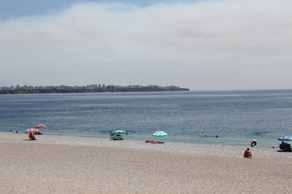 Antalya'da küller sahile kadar geldi! Konyaaltı bomboş kaldı: İlk defa böyle bir sıcak gördüm - Resim: 1